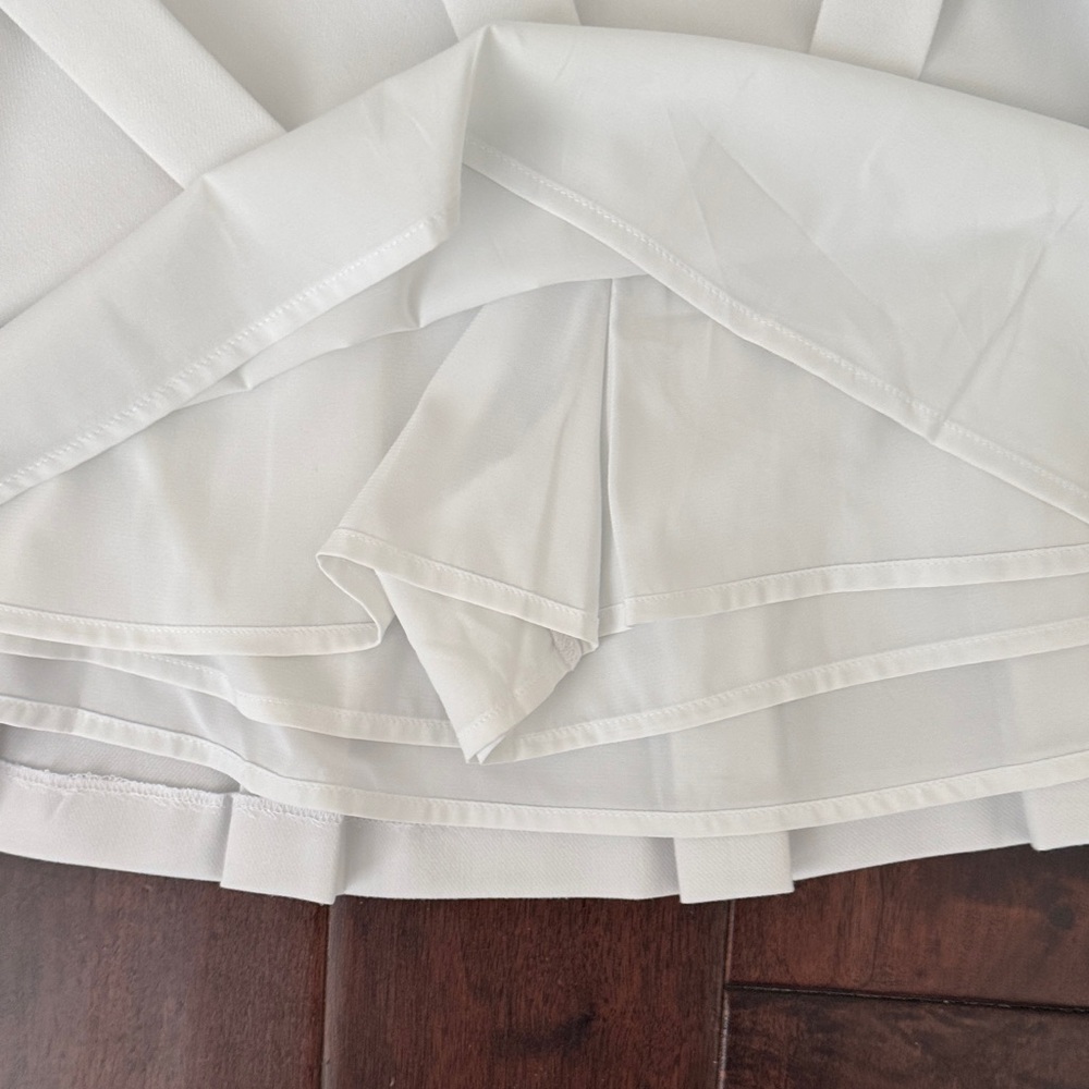 Adorable Abercrombie & Fitch White tennis/pickleball/golf skirt - Picture 3 of 4